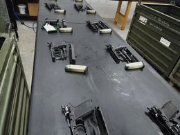 Pistolen in der Waffenpr&uuml;fstelle im Materiallager Mechernich.  +++ Die Verwendung des sendungsbezogenen Materials ist nur mit dem Hinweis und Verlinkung auf RTL+ gestattet. +++