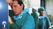 Dr. Stefan Frank (Sigmar Solbach) ist ersch&uuml;ttert: seine Patientin Ingrid Markowski ist bei der Entbindung gestorben.
