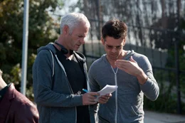 Colin Farrell als Marty (r.)