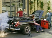 Ottmar Wolf hat ein schlechtes Gewissen und versucht als kleine Wiedergutmachung Philipps Wagen im Hinterhof der Klinik zu reparieren. Doch dies bleibt vor dem Klinikpersonal nicht im Verborgenen. v.l.: Sarah Marquardt (Alexa Maria Surholt); Barbara Grigoleit (Uta Schorn); Charlotte Gauss (Ursula Karusseit); Ottmar Wolf (Tom Pauls)