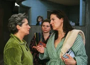 Uschi (Barbara Freier, li.) bittet Walter (Katy Karrenbauer, re.), Vivi (Annette Frier, Mi.) dazu zu bewegen, mit dem Streik aufzuhören. Uschi (Barbara Freier, li.) bittet Walter (Katy Karrenbauer, re.), Vivi (Annette Frier, Mi.) dazu zu bewegen, mit dem Streik aufzuhören.