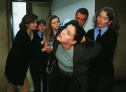 Die Beamten (re. Uta Prelle, 2.v.re. Thomas Engel) nehmen Walter (Katy Karrenbauer, vorne) fest und f&uuml;hren sie ab (li. Franziska Matthus, 2.v.li. Claudia Loerding, 3.v.li. Annette Frier).