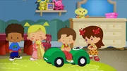 Hamid, Zoé, Max und Lili spielen zusammen. Hamid, Zoé, Max und Lili spielen zusammen.