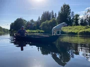 Ein Mann, ein Boot, ein Einbaumboot: Aivar Ruukel mit Hund Pitsu im Soomaa-Nationalpark.