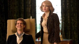 Diane (Claire Foy) holt Robin (Andrew Garfield) nach Hause.