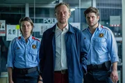 Alma Gomez (Jule Gartzke) und Enzo Alvarez (Sebastian Fritz) f&uuml;hren den verd&auml;chtigen Hautarzt Dr. Carlos Salgado (Thomas Bading) auf das Polizeirevier.