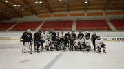Davina und Shania sind zu Besuch bei einem Eishockey-Training. Anschließend wird noch ein Foto gemacht. Davina und Shania sind zu Besuch bei einem Eishockey-Training. Anschließend wird noch ein Foto gemacht.