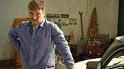 "An der Quelle": Der 40j&auml;hrige  Thomas B. (Sebastian Thiers) nutzt seine Stellung als Kfz-Schlosser und raubt in einer Autofabrik im s&auml;chsischen Zwickau immer wieder nagelneue Fahrzeuge - der Marke "Trabant" - das Volksauto der DDR.