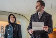 Watson (Lucy Liu, l.) und Holmes (Jonny Lee Miller, r.) konfrontieren den Kunsth&auml;ndler Jacob Weiss mit ihrem Verdacht, er habe in gro&szlig;em Stil Gelder unterschlagen ...