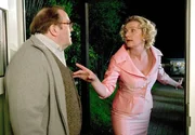 Die ratlose Mutter Gila (Saskia Vester) bittet ihren Nachbarn Justus (Gustav Peter W&ouml;hler) um Hilfe.