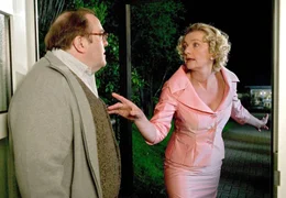 Die ratlose Mutter Gila (Saskia Vester) bittet ihren Nachbarn Justus (Gustav Peter W&ouml;hler) um Hilfe.
