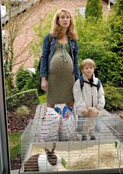 Die schwangere Maja (Chiara Schoras) und ihr Sohn Max (Niclas Jonathan Cerff) suchen ein neues Zuhause.