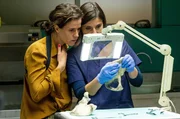 Die Pathologin Alexa Rivera (Eva Bay) zeigt Fina (Anne Sch&auml;fer) verd&auml;chtige Spuren.