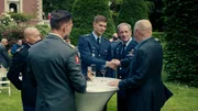 General Roderick Walema (Gijs Scholten van Aschat, 2.v.r.) hat Rutger de Man (Josha Stradowski, M.) direkt ins Herz geschlossen und stellt ihn seinen Milit&auml;r-Kollegen vor. Die gro&szlig;e Party auf Rodericks Anwesen scheint daf&uuml;r perfekt zu sein.