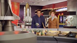 Larry Daley (Ben Stiller, l.); Amelia Earhart (Amy Adams, r.)