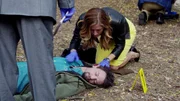 Maura Isles (Sasha Alexander) schaut sich die Leiche eines jungen Mannes (Darsteller unbekannt) genauer an. Das Opfer wurde erschossen und verstarb noch in dem Park. Maura Isles (Sasha Alexander) schaut sich die Leiche eines jungen Mannes (Darsteller unbekannt) genauer an. Das Opfer wurde erschossen und verstarb noch in dem Park.