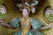 Junge Catherine (Liv Hill)