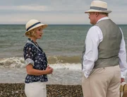 Alice Frigh (Anette Stovelbaek, li.), Otto Frigh (Bjarne Henriksen, re.)