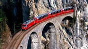 Der Bernina Express &uuml;berquert den weltbekannten Landwasserviadukt. Eine Fahrt von den Gletschern zu den Palmen.