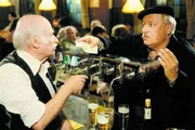 Onkel Ludwig (G&uuml;nter Strack, r.) hat beim Wirt (Willy Schultes, l.) des "Goldenen Ankers" jede Menge Schulden. Mit 50 DM R&uuml;ckzahlung gibt der Wirt sich allerdings nicht zufrieden.