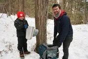 Ahornsirup &ndash; Kanadas s&uuml;sser Schatz Sylvain Delagrange und sein Sohn Abel sammeln Baumwasser, um daraus Ahornsirup zu kochen.