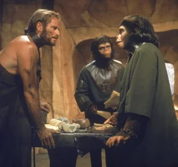 Nach einiger Zeit kann Taylor (Charlton Heston, l.), das Vertrauen von Dr. Zira (Kim Hunter, r.) und Dr. Cornelius (Roddy McDowell, M.) gewinnen und bittet sie, ihm zu helfen ...