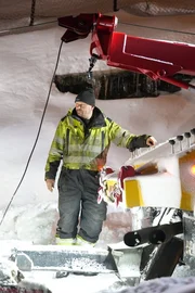 Thord bedient die Steuerung seines Rettungs-Pickups.