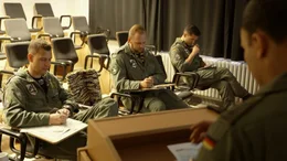Im Briefingraum bereitet sich die Crew auf ihren Trainingsflug vor - Planung, Absprache und Teamgeist bilden die Grundlage jeder Mission.