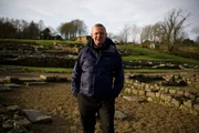 Andrew Birley posiert f&uuml;r ein Portr&auml;t in Vindolanda, UK.