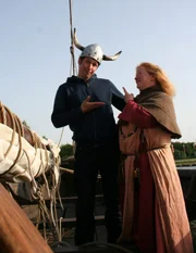 Willi mit Wikingerfrau auf dem Schiff der Gruppe Opinn Skjold.