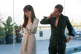 Angela (Olga Kurylenko, l.); Billy (Sam Rockwell, r.)