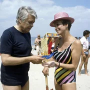 Im benachbarten Strandkorb lernt Werner (Peter Weck) eine nette Dame kennen, die nicht nur mit Rat und Tat Werner zur Seite steht (Grit Boettcher).