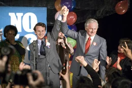 Harvey Milk (Sean Penn, l.) wird von B&uuml;rgermeister Moscone (Victor Garber, r.) als erster schwuler Stadtrat der USA pr&auml;sentiert.