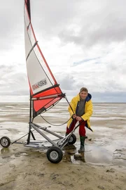 Der Strandsegler wird klar gemacht. Fritz Fuchs (Guido Hammesfahr) will dem st&uuml;rmischen Tag trotzen. Eigentlich sollte er nur den Ordnungsamtmann zum Meer fahren, aber jetzt ist die Gelegenheit g&uuml;nstig, das Watt kennenzulernen.