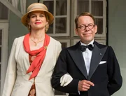 Alma Molin (Lisa Werlinder, li.), August Molin (Soren Saetter-Lassen, re.)