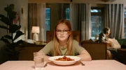 Floor (Bobbie Mulder) beim Abendessen. Bruder Kees (Ole Kroes) sitzt nur noch vor seiner Game-Station.