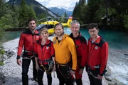 Auf die Bergretter Markus (Sebastian Ströbel, M.) Katharina (Luise Bähr, 2.v.l.), Simon (Ferdinand Seebacher, l.), Michi (Robert Lohr, 2.v.r.) und Rudi (Michael Pascher, r.) ist Verlass. Auf die Bergretter Markus (Sebastian Ströbel, M.) Katharina (Luise Bähr, 2.v.l.), Simon (Ferdinand Seebacher, l.), Michi (Robert Lohr, 2.v.r.) und Rudi (Michael Pascher, r.) ist Verlass.