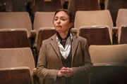 Regisseurin Phyllis Cuttle (Samantha Spiro) ist wegen der Befindlichkeiten im Ensemble, der Intrigen und nicht zuletzt wegen der unbekannten Leiche auf der B&uuml;hne extrem gestresst.
