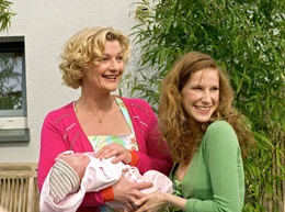 Sp&auml;tes Mutter- und Omagl&uuml;ck: Gila (Saskia Vester, li.) mit ihrer Stieftochter Maja (Chiara Schoras) und deren Baby.