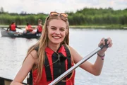 Alexa bei einer Kanutour durch die wundersch&ouml;ne Seen- und Flusslandschaft Brandenburgs. Der Ausflug ist ein Geburtstagsgeschenk f&uuml;r Toni.