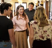 (v.li.): Montana Jordan (George &sbquo;Georgie&lsquo; Cooper Jr.), Zoe Perry (Mary Cooper), Lance Barber (George Cooper Sr.), Emily Osment (Mandy).