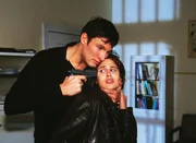 Gefängnis-Psychologe Matthias Goran (Dieter Bach) weiß keinen anderen Ausweg mehr, als Katrins (Tanya Neufeldt) Liebe mit der Waffe zu erzwingen. Gefängnis-Psychologe Matthias Goran (Dieter Bach) weiß keinen anderen Ausweg mehr, als Katrins (Tanya Neufeldt) Liebe mit der Waffe zu erzwingen.