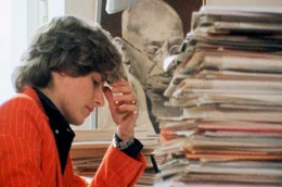 Sie war die Ikone der deutschen Friedens- und Umweltbewegung: Petra Kelly glaubte daran, dass ein einzelner Mensch die Welt ver&auml;ndern kann. In den 1980er Jahren brachte sie hunderttausende Menschen gegen Atomkraft und Atomraketen auf die Stra&szlig;e. Die radikale Pazifistin, Menschenrechtsaktivistin und Feministin dachte global und war international erfolgreich. - Petra Kelly in ihrem B&uuml;ro bei der Europ&auml;ischen Kommission in Br&uuml;ssel, 1982.