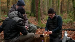 Bei Andreas Bagls Survival-Workshop lernen die Teilnehmer mit Feuerstahl selbst Feuer zu legen.