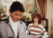 Ray Martin (Peter Brown, l.) liest in Jennifers (Stefanie Powers, r.) Anwesenheit ihre Manuskripte ... Ray Martin (Peter Brown, l.) liest in Jennifers (Stefanie Powers, r.) Anwesenheit ihre Manuskripte ...