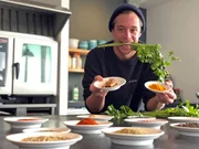 Tobi entdeckt, wie viele verschiedene Gew&uuml;rze es auf der Welt gibt.