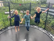 Die Geschwister Alina (7), Klara (7) und Elias (9) beim Spielen