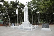 Yeongdeok, Gyeongsangbuk-do, S&uuml;dkorea: Jangsa Beach Memorial, ein kleines Denkmal zum Gedenken an die Operation am Jangsa Beach.