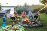 So entspannt endet Tonis 17.Geburtstag. Zusammen sitzen die f&uuml;nf M&auml;dels im Schlossgarten am Lagerfeuer und machen Stockbrot.