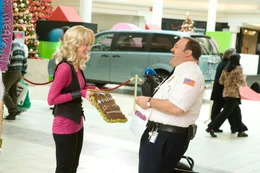 Amy (Jayma Mays), Paul Blart (Kevin James)  Die Verwendung des sendungsbezogenen Materials ist nur mit dem Hinweis und Verlinkung auf TVNOW gestattet.; Amy (Jayma Mays), Paul Blart (Kevin James)  Die Verwendung des sendungsbezogenen Materials ist nur mit dem Hinweis und Verlinkung auf TVNOW gestattet.